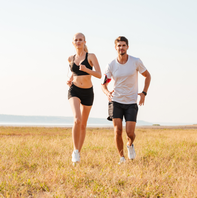 Blogbeitrag_20240724_Atemtraining_Titelbild_Frau und Mann beim joggen